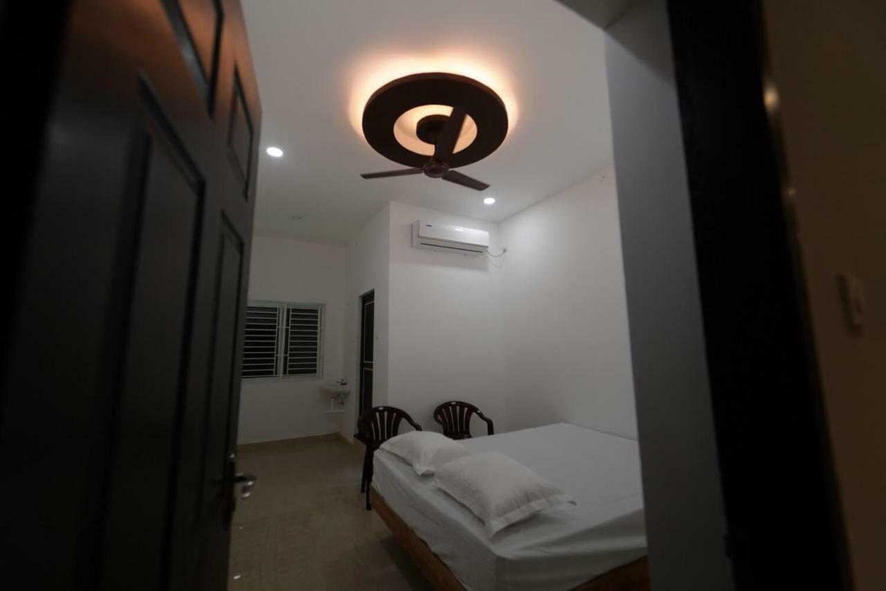 Vg Mahal Hotel Tiruchirappalli Buitenkant foto